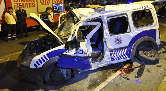Zeytinburnu'nda polis aracı kaza yaptı: 1 şehit, 2 yaralı