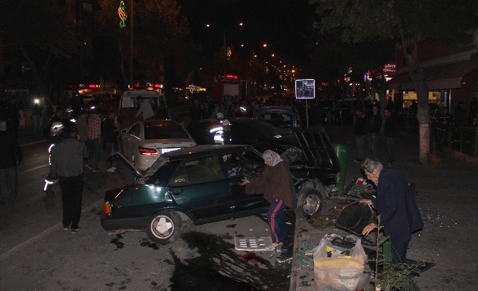 Alkollü sürücü park halindeki 5 arabayı biçti
