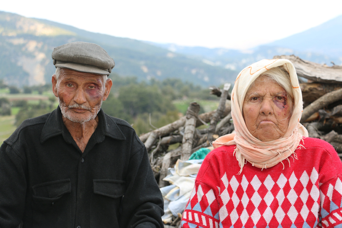 Yaşlı çifti dövüp ellerinde ne varsa aldılar!