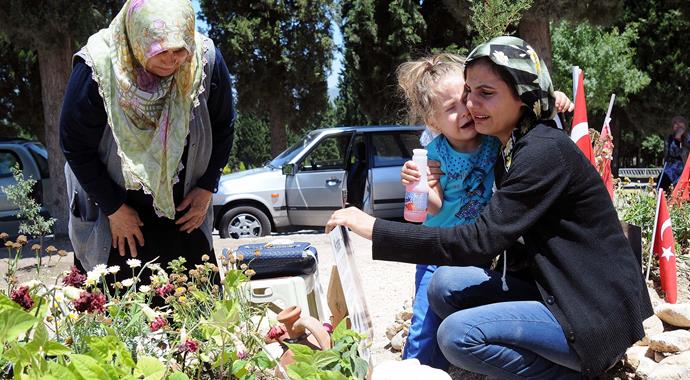Madencilerin çocukları karnelerini aldığı gibi mezara koştu