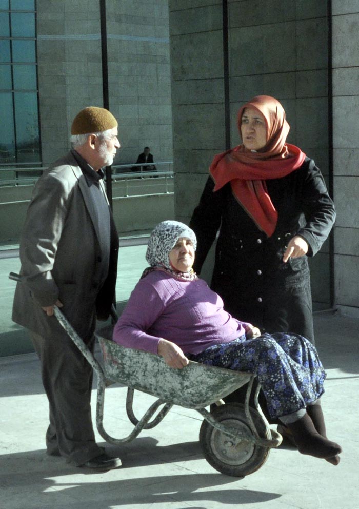Hakim karşısına el arabası ile çıktı