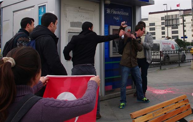 ABD askerinin başına çuval geçirdiler! 12 gözaltı