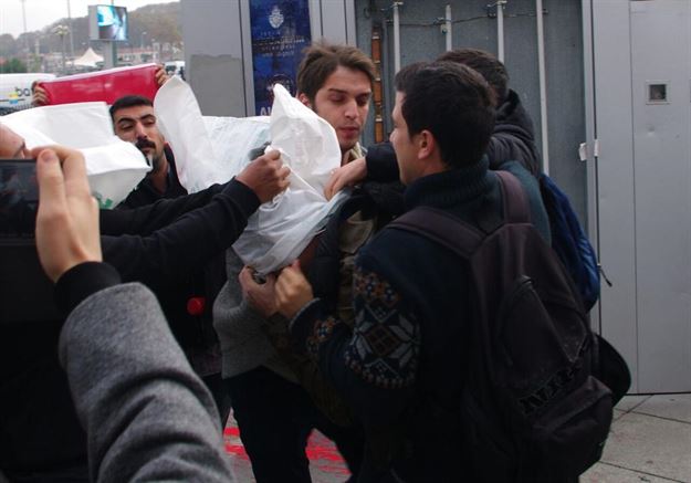 ABD askerinin başına çuval geçirdiler! 12 gözaltı