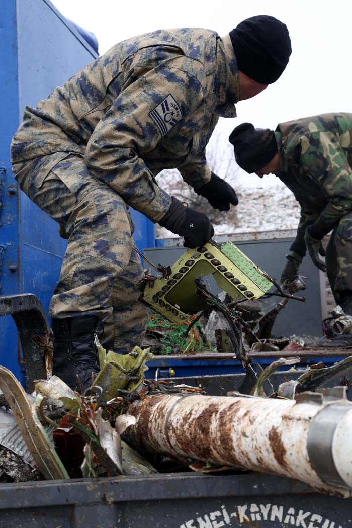 Merzifon'da düşen F-16'nın parçalarını böyle topladılar