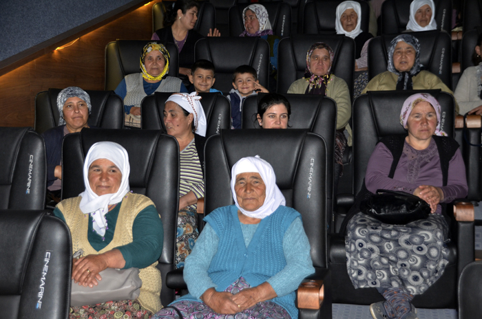 Hayatlarında ilk kez sinemaya gittiler