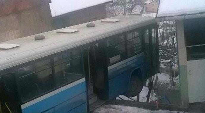 Halk otobüsü asılı kaldı, faciadan dönüldü