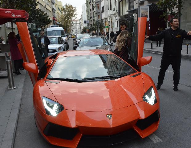 Yağmur Sarıoğlu ve Asena Erkin'in 'Lamborghini' şovu