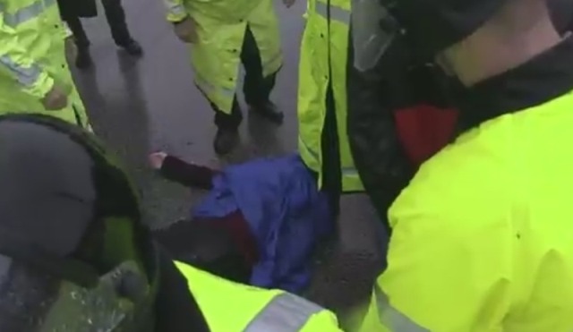 Siyahi öfke, 'Ferguson': Ünlü yazar böyle gözaltına alındı!