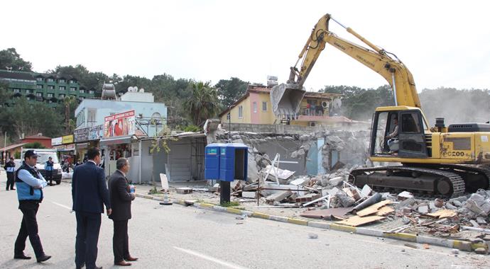 Önce plaket verdiler, sonra yıktılar...