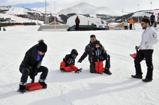 Çağla Şikel ve Alişan'ın kızak keyfi