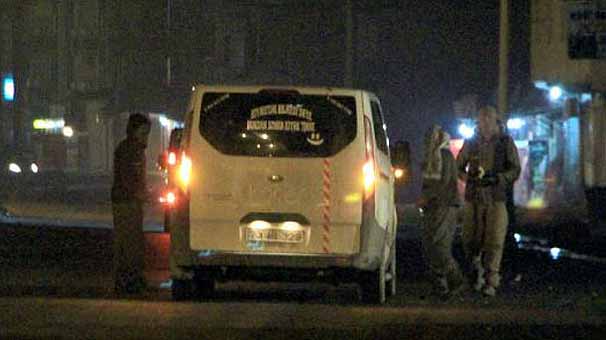 Yol kesen PKK'lılar polisi karşılarında görünce...