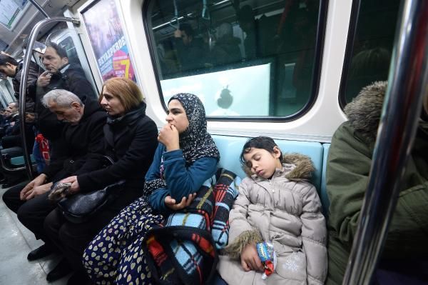 Suriyeliler soğuktan metroya sığındılar