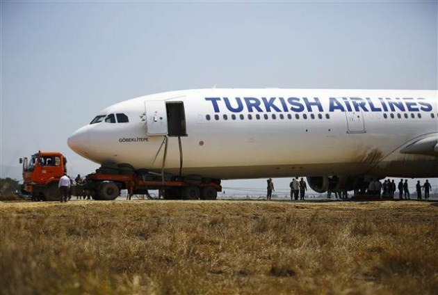 THY uçağı saplandığı Yerden TIR'la Kurtarıldı