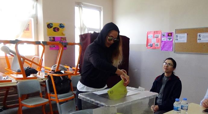 Hülya Avşar'a sandık başında şaşkına döndü
