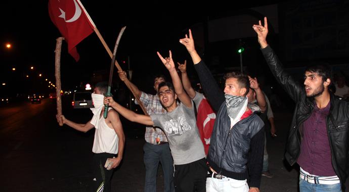 Adana'da PKK yandaşlarını sopa ve kılıçlarla kovaladılar