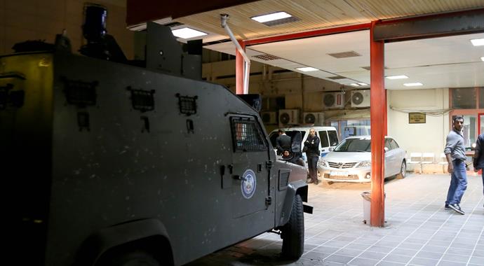 Diyarbakır'da göstericiler ateş açtı: 1 polis yaralı