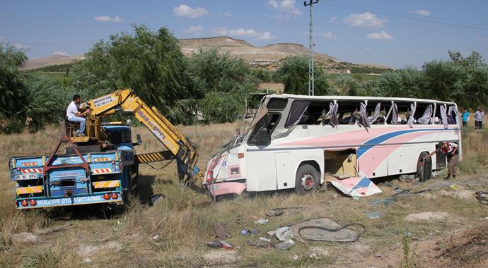 Kayseri'de otobüs devrildi: 33 işçi yaralı
