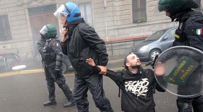 Milano alevler içinde!