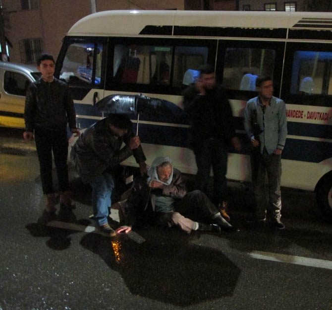 Minibüs şoförü para üstü verirken yayaya çarptı