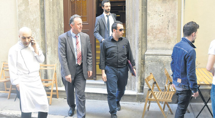 Rafet El Roman'a eski eşinden darbe!