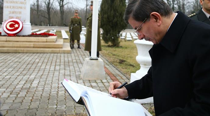 Davutoğlu, Macaristan'da Türk Şehitliğini ziyaret etti
