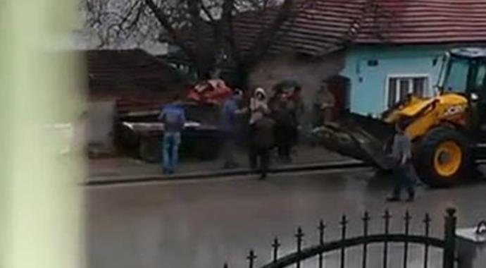 At, kepçeyle kamyona böyle atıldı