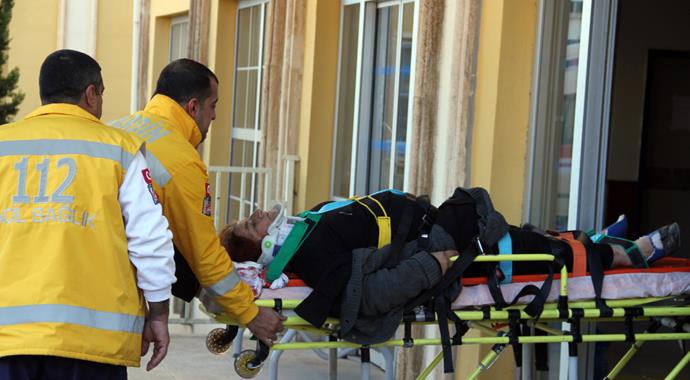 Doğuma giden kadını taşıyan araba kaza yaptı