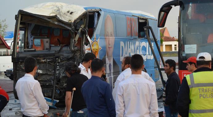 Seçim otobüsü dinlenme tesisine daldı: 3 yaralı