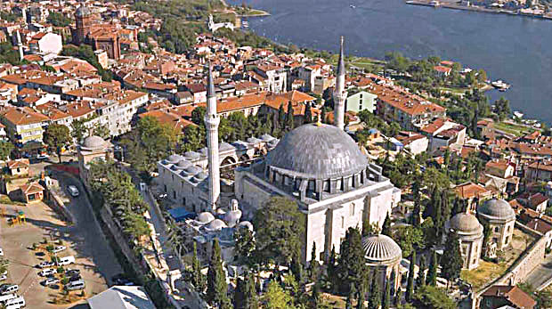 Her Sultan bir tepesine cami yaptırmıştı