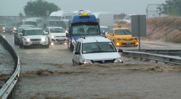 İstanbul sağanak yağışa teslim