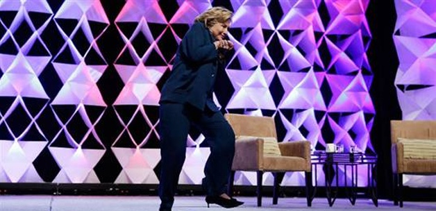 Hillary Clinton'a ayakkabı fırlattılar, işte o anlar