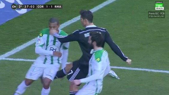 Ronaldo rakibine yumruk attı