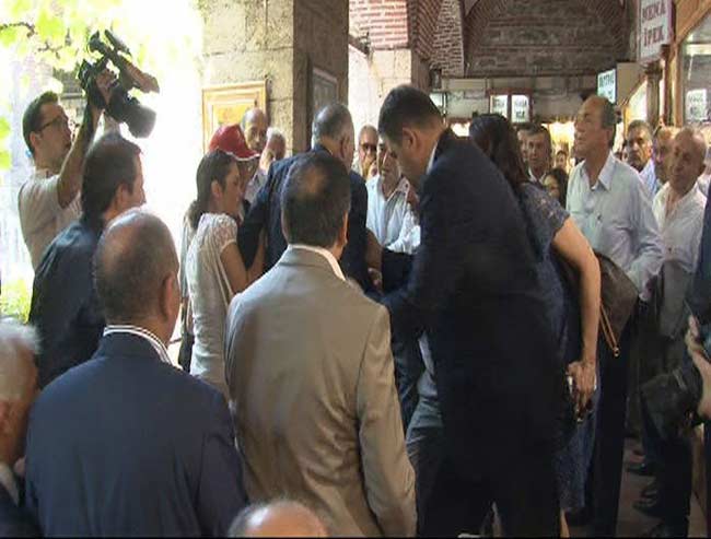 İhsanoğlu protesto edildi, düşme tehlikesi atlattı