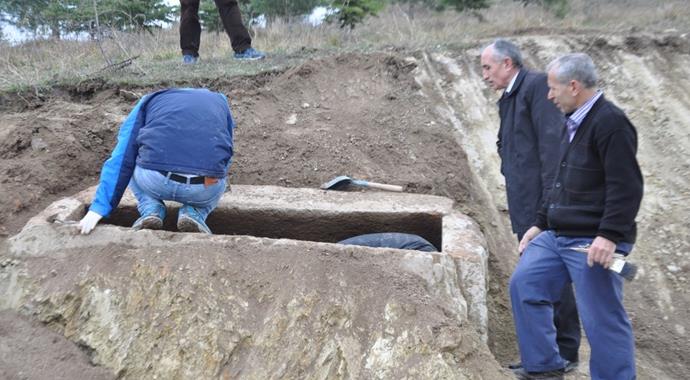 Belediye işçileri yol çalışmalarında 3 iskelet buldu!