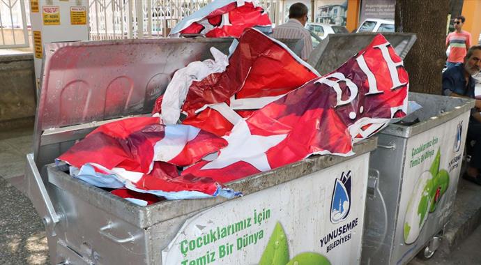 Bilboardlardan Türk bayrağı resimlerinin söküldüğü iddiası