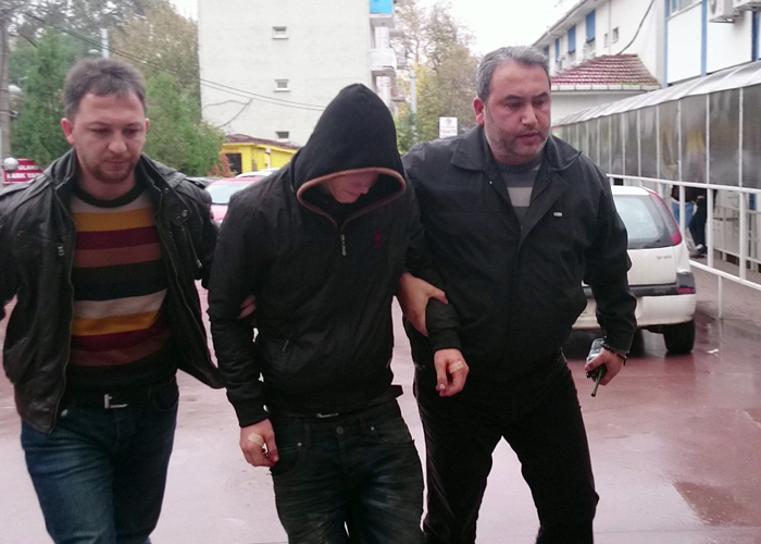 Sakarya'da annesinin boğazını keserek öldüren genç yakalandı