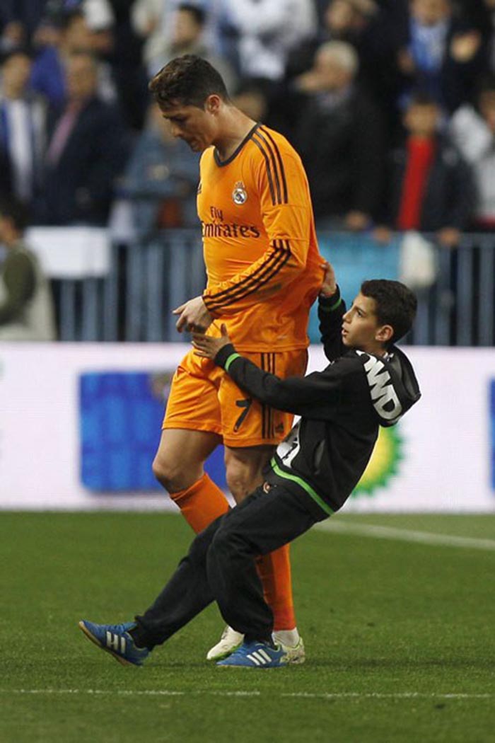 Ronaldo'yu durdurmak istedi bakın ne oldu?