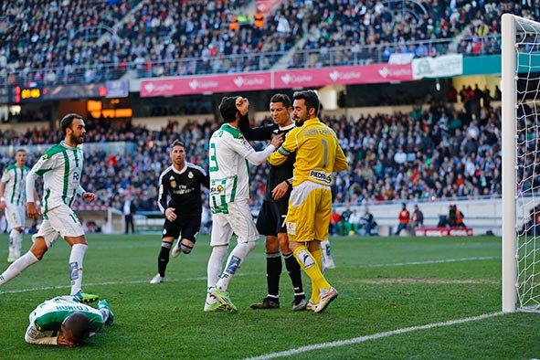 Ronaldo rakibine yumruk attı