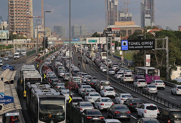Tatilciler yola çıktı, İstanbul trafiği felç!