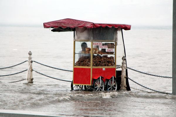 Üsküdar'da denizle kara yine birleşti