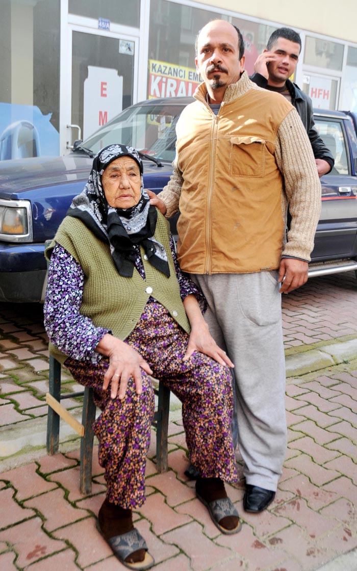 Annesini son anda dumanların içinden kurtardı