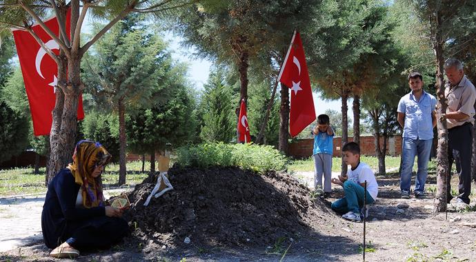 Madencilerin çocukları karnelerini aldığı gibi mezara koştu