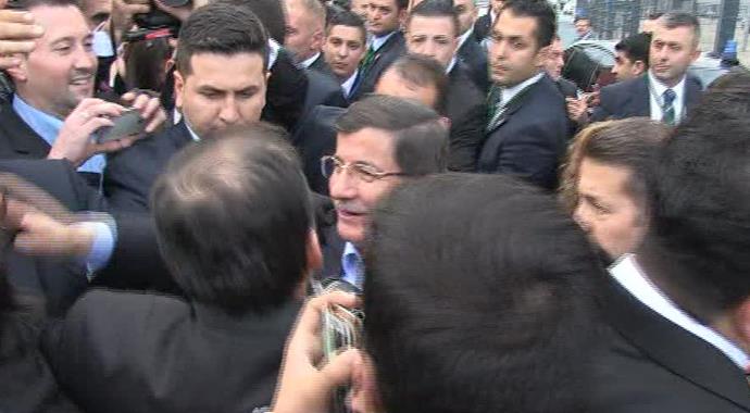 Başbakan Davutoğlu, izdihamdan zor kurtuldu