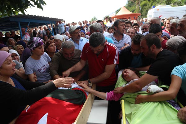 Annesini son kez görmeye sedye ile geldi!