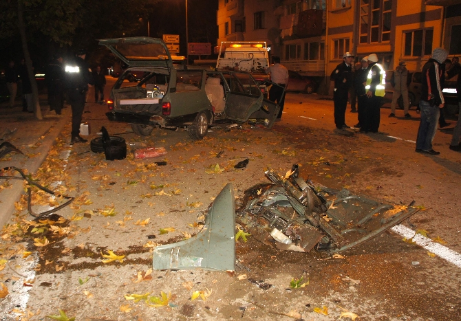 İkiye bölünen arabadan sağ çıktılar!