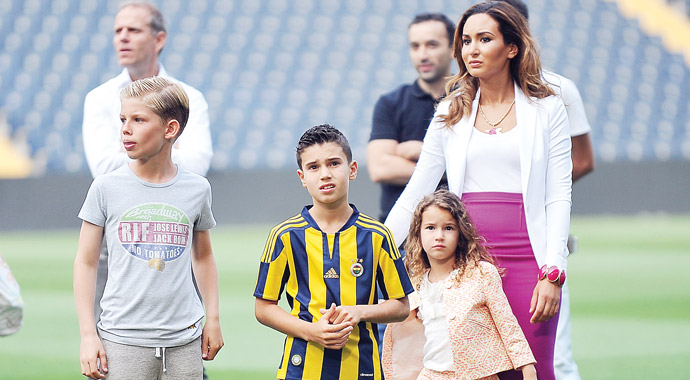 Fenerbahçe'nin son Superstar'ı Robin Van Persie imzayı attı