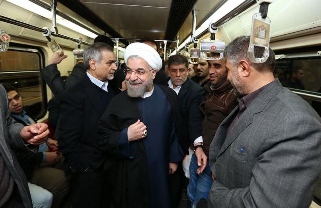 İran Cumhurbaşkanı Ruhani, çalışma ofisine metroyla gitti