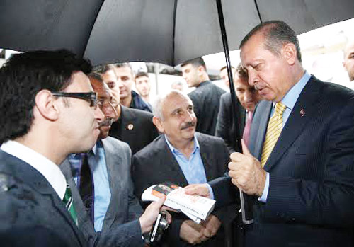 Kitabını Erdoğan'a takdim etti