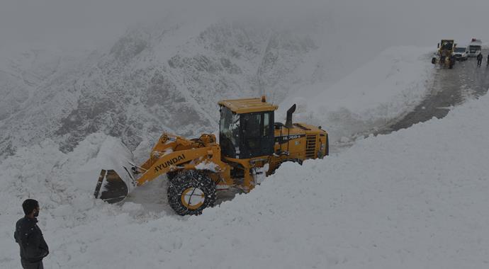 Van-Bahçesaray karayoluna çığ düştü