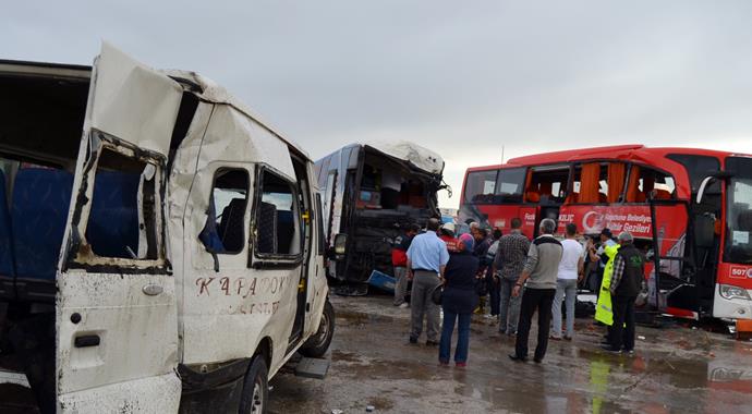 Seçim otobüsü dinlenme tesisine daldı: 3 yaralı